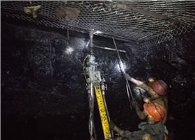 煤矿井下使用墨隆液压锚杆钻机实拍实拍图