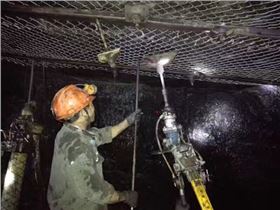 煤矿施工正在使用墨隆液压锚杆钻机支护